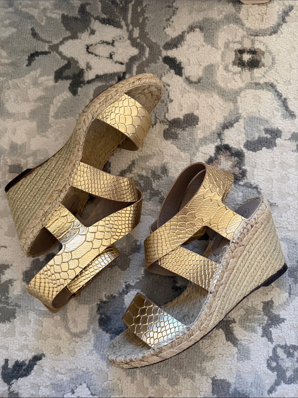 EUC DONALD PLINER Gold Espadrille Wedge Sandals - Women SIZE 9